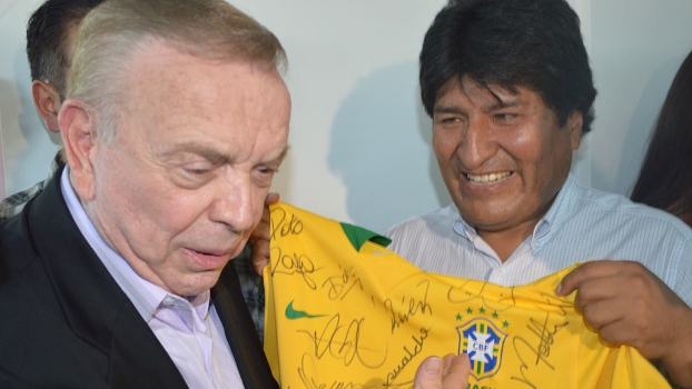 Evo Morales, apaixonado por futebol, agora se tornou jogador profissional Evo Morales, apaixonado por futebol, agora se tornou jogador profissional
