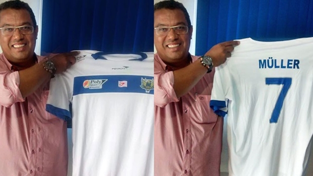 Presidente do Fernandópolis, Jerry Falcão, com a camisa 7 para Müller Presidente do Fernandópolis, Jerry Falcão, com a camisa 7 para Müller