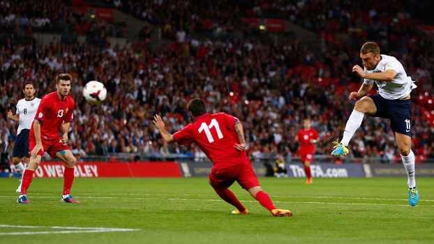 Lambert arrisca o chute durante Inglaterra x Moldávia