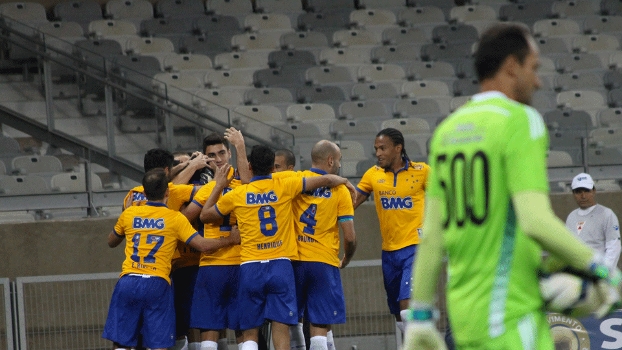 Jogadores do Cruzeiro comemoram gol na vitória sobre o Sport