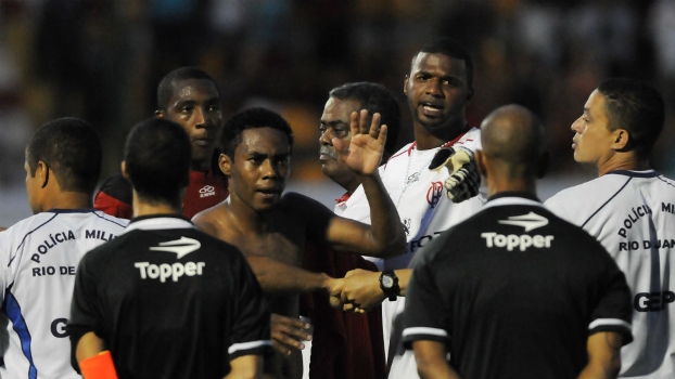 Renato e Felipe reclamam com o árbitro Pathrice Maia Renato e Felipe reclamam com o árbitro Pathrice Maia