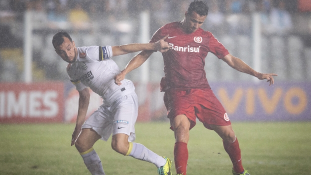 Santos e Internacional, sob forte chuva, ficaram no 0 a 0