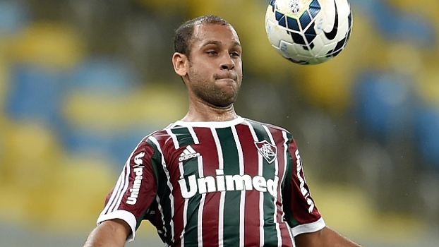 O lateral esquerdo Carlinhos está na reserva do Fluminense O lateral esquerdo Carlinhos está na reserva do Fluminense