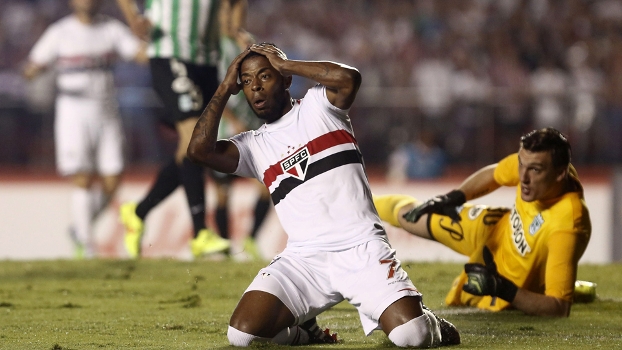 Michel Bastos põe as mãos na cabeça após chance perdida no jogo Michel Bastos põe as mãos na cabeça após chance perdida no jogo