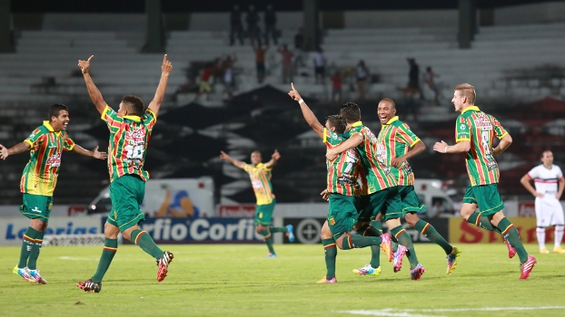 Jogadores do Sampaio Corrêa comemoram gol na vitória sobre o Santa Cruz