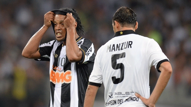 Ronaldinho se desespera durante final com o Olimpia Ronaldinho se desespera durante final com o Olimpia