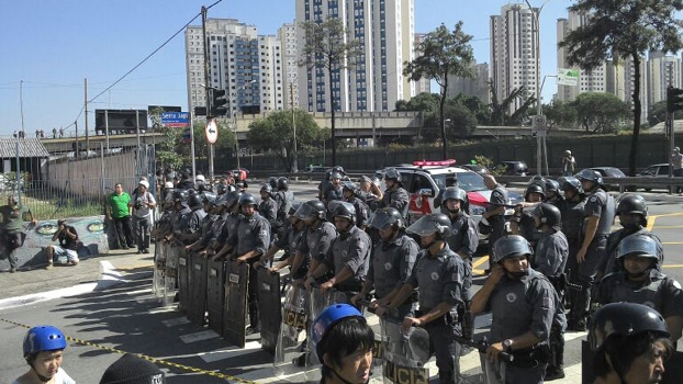 Policiais fazem barreira para impedir os protestantes