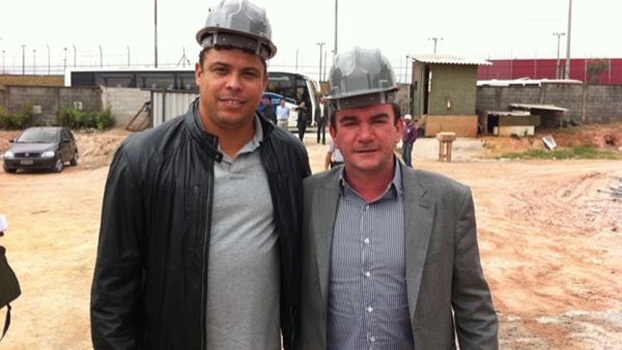 Ronaldo e Andrés nas obras do estádio do Corinthians Ronaldo e Andrés nas obras do estádio do Corinthians