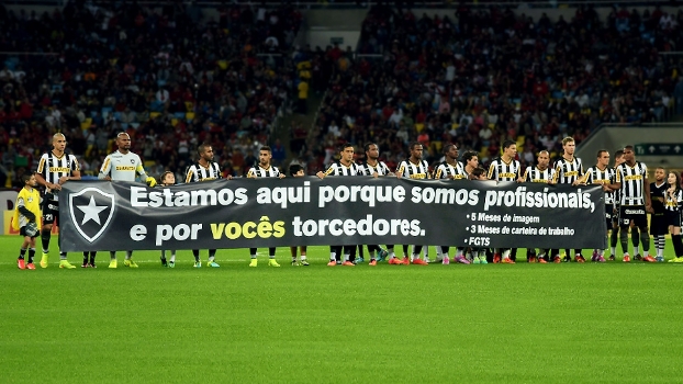 Com salários atrasados, jogadores do Botafogo exibiram faixa antes de enfrentar o Flamengo Com salários atrasados, jogadores do Botafogo exibiram faixa antes de enfrentar o Flamengo