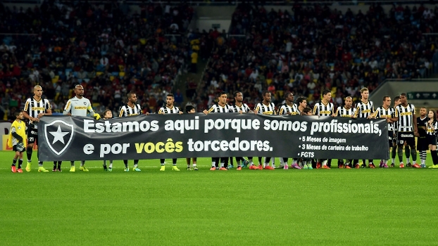 Com salários atrasados, jogadores do Botafogo exibiram faixa antes de enfrentar o Flamengo