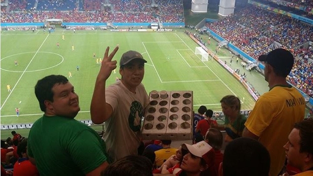 O torcedor chileno teve um lucro de R$ 400 com a venda de 20 latinhas de Itaipava O torcedor chileno teve um lucro de R$ 400 com a venda de 20 latinhas de Itaipava