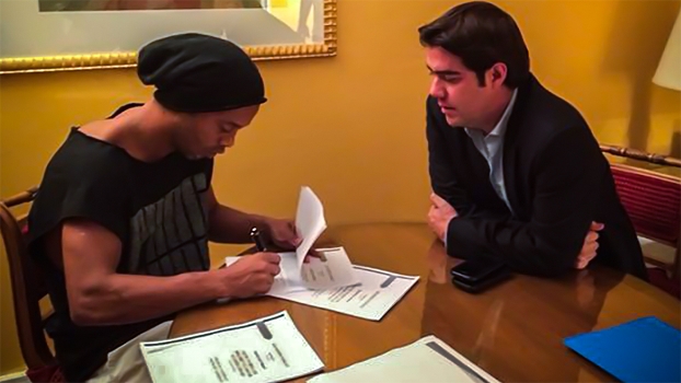 Ronaldinho Gaúcho assinou contrato com o Querétaro Ronaldinho Gaúcho assinou contrato com o Querétaro