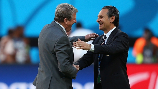 Técnico da Inglaterra, Roy Hodgson, abraça Cesare Prandelli, o técnico da Itália, na Arena da Amazônia