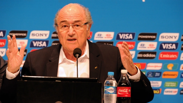 Blatter se irritou com pergunta sobre corrupção no auditório do Maracanã Blatter se irritou com pergunta sobre corrupção no auditório do Maracanã