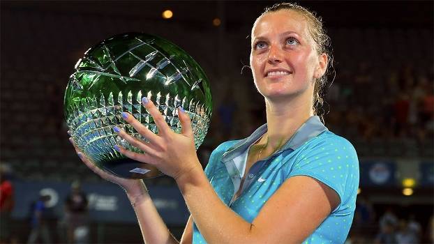 Petra Kvitova posa com o troféu do WTA de Sydney, seu primeiro título em 2015 Petra Kvitova posa com o troféu do WTA de Sydney, seu primeiro título em 2015