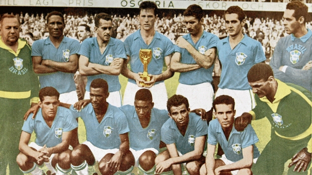 Gylmar (canto direito alto) posa com os companheiros de seleção antes da final com a Suécia Gylmar (canto direito alto) posa com os companheiros de seleção antes da final com a Suécia