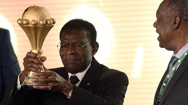 Copa Africana Sorteio À Esq. Obiang Nguema Presidente Guiné Equatorial Troféu Issa Hayatou Pres da CAF 03/12/14 Copa Africana Sorteio À Esq. Obiang Nguema Presidente Guiné Equatorial Troféu Issa Hayatou Pres da CAF 03/12/14