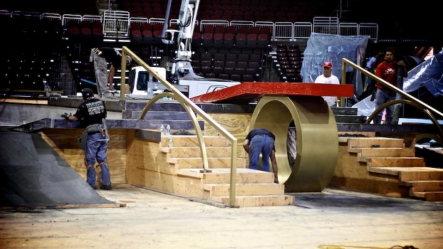 Operários trabalham na construção da arena da Street League