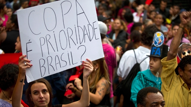 Manifestantes em São Paulo questionam Copa do Mundo no Brasil