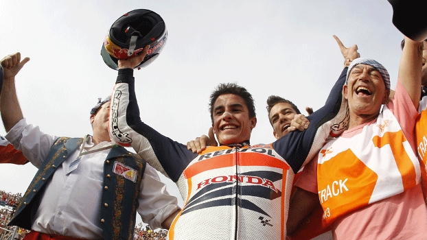 O espanhol Marc Marquez (centro) se tornou o campeão mais jovem da história da MotoGP O espanhol Marc Marquez (centro) se tornou o campeão mais jovem da história da MotoGP