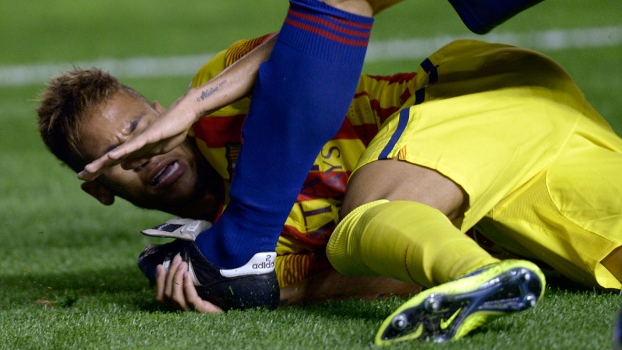 Neymar é pisado após dividida com rival do Osasuna Neymar é pisado após dividida com rival do Osasuna