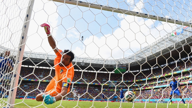 Buffon até tentou, mas não evitou que a bola acertasse o travessão e caísse dentro da meta Buffon até tentou, mas não evitou que a bola acertasse o travessão e caísse dentro da meta