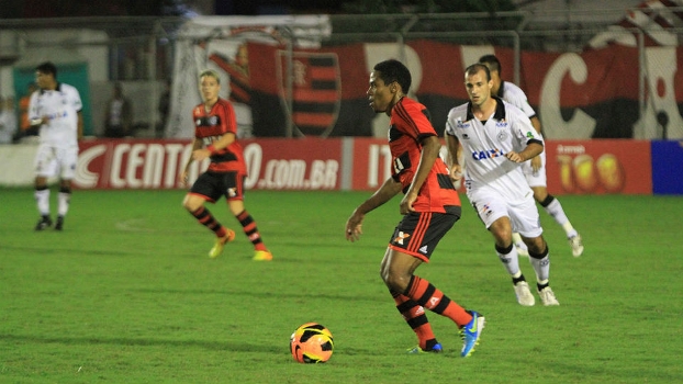 Elias carrega a bola no confronto diante do ASA, em Arapiraca