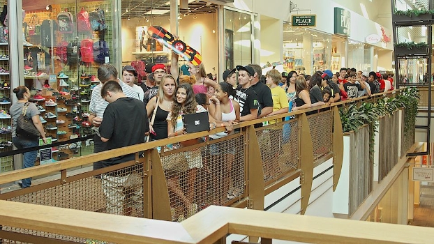 Longa fila na sessão de autógrafos
