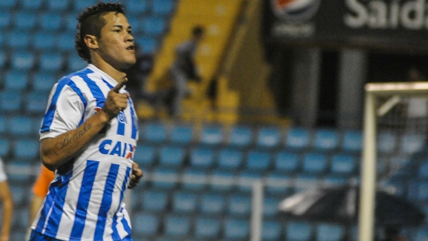 O atacante Betinho marcou dois gols na vitória do Avaí sobre o Bragantino