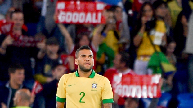 Daniel Alves momentos depois de marcar o gol contra de Suiça 1 x 0 Brasil