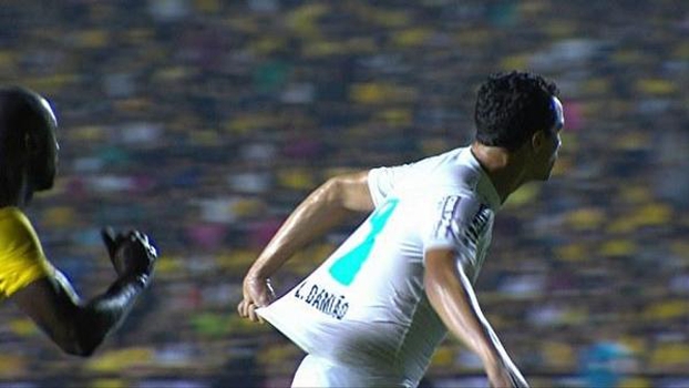 Damião e o auto-puxão durante o jogo contra o Criciúma Damião e o auto-puxão durante o jogo contra o Criciúma