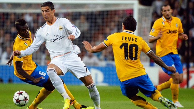 Cristiano Ronaldo e Tevez no primeiro jogo entre os dois clubes: Real Madrid saiu vencedor Cristiano Ronaldo e Tevez no primeiro jogo entre os dois clubes: Real Madrid saiu vencedor