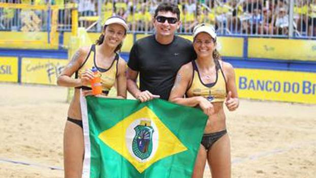 Dupla comemora com o treinador Reis Castro Dupla comemora com o treinador Reis Castro