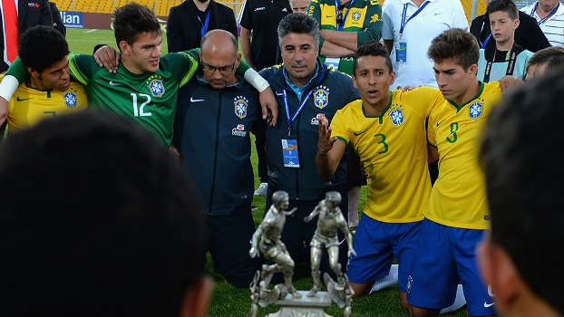 Gallo (centro) conduziu o Brasil sub-21 ao título ao bicampeonato do Torneio de Toulon Gallo (centro) conduziu o Brasil sub-21 ao título ao bicampeonato do Torneio de Toulon