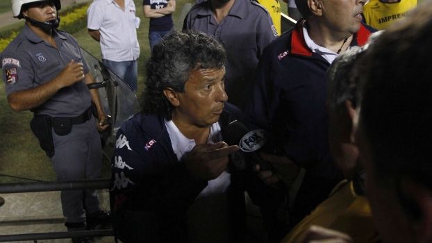 Em meio à confusão, o técnico do Tigre, Nestor Gorosito, fala com a imprensa ao fim do primeiro tempo Em meio à confusão, o técnico do Tigre, Nestor Gorosito, fala com a imprensa ao fim do primeiro tempo