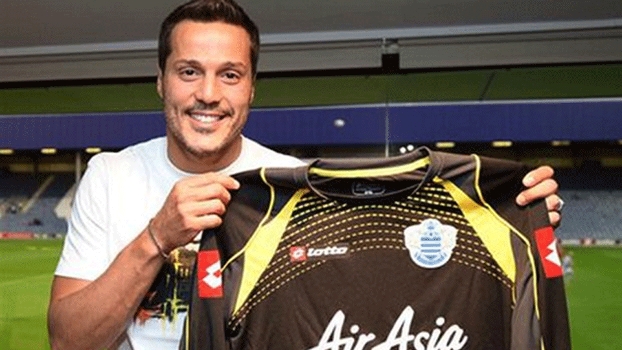 Júlio César posa com a camisa do Queens Park Rangers Júlio César posa com a camisa do Queens Park Rangers