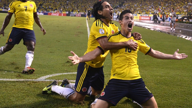 James Rodríguez comemora depois de abrir o placar para a Colômbia em Barranquilla