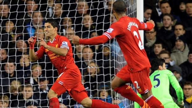 Suárez comemora: com go0ls contra o Tottenham atacante do Liverpool já tem 17 gols no Inglês Suárez comemora: com go0ls contra o Tottenham atacante do Liverpool já tem 17 gols no Inglês