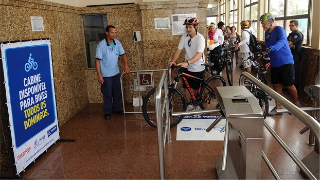 Ciclistas têm atendimento especial no Elevador Lacerda, ponto turístico de Salvador Ciclistas têm atendimento especial no Elevador Lacerda, ponto turístico de Salvador