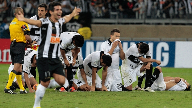 Jogadores do Olimpia inconsoláveis com a perda do títulos nos pênaltis Jogadores do Olimpia inconsoláveis com a perda do títulos nos pênaltis