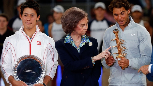 Kei Nishikori sorri, enquanto Rafael Nadal brinca com o troféu de Madri Kei Nishikori sorri, enquanto Rafael Nadal brinca com o troféu de Madri