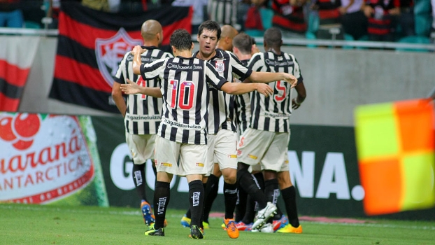 Vit�ria balan�ou a rede no final do jogo e bateu o Goi�s na Fonte Nova Vit�ria balan�ou a rede no final do jogo e bateu o Goi�s na Fonte Nova