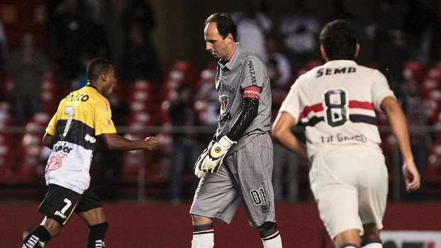 Rogério Ceni reage após perder pênalti na derrota do São Paulo para o Criciúma no Morumbi