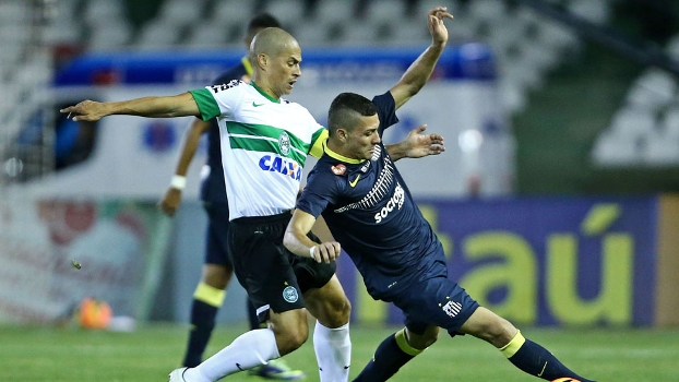 O meia Alex atuou bem na reabilitação do Coritiba no Brasileiro O meia Alex atuou bem na reabilitação do Coritiba no Brasileiro