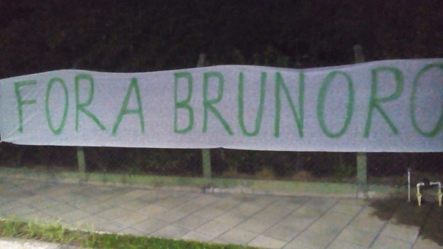 Faixa de 'Fora Brunoro' foi colocada na frente da casa de Nobre Faixa de 'Fora Brunoro' foi colocada na frente da casa de Nobre