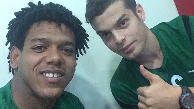 Romarinho reclama de camisa verde em seu novo time: 'essa cor tá f...'