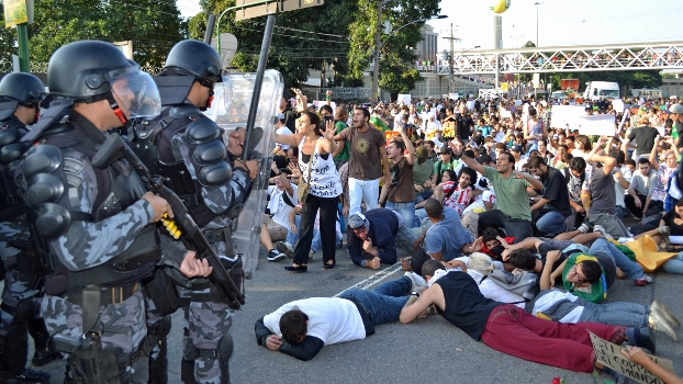 Policiais e manifestantes entraram confronto próximo ao estádio do Maracanã, neste domingo