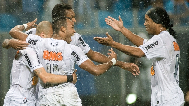 Fernandinho marcou o gol da vitória, mas a irritação da torcida gremsita é com Ronaldinho