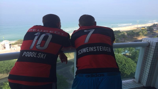 Alemães Podolsli e Schweinsteiger tiram fotos com a camisa do Flamengo no Rio