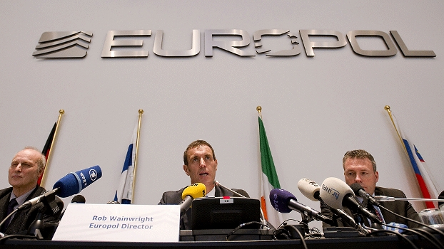 Rob Wainwright (centro), chefe da Europol; Friedhelm Althans (esq), investigador de Bochum; Andreas Bachmann (dir), policia de bochum